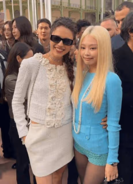 Jennie金髮造型出席時裝周!Margaret Qualley兩動作被轟種族歧視