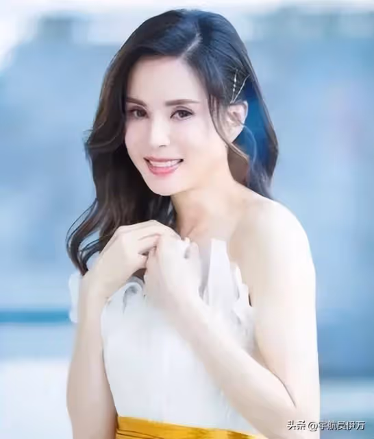 和富商郭應泉同居10年被拋棄,如今58歲不婚不育的她,美出新高度
