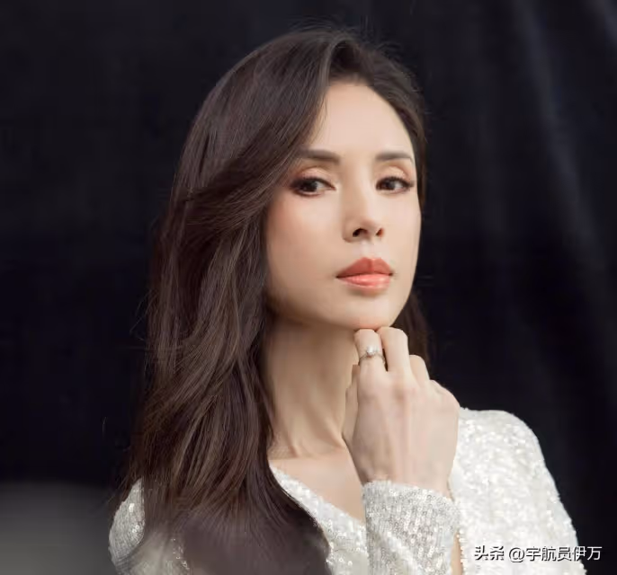 和富商郭應泉同居10年被拋棄,如今58歲不婚不育的她,美出新高度