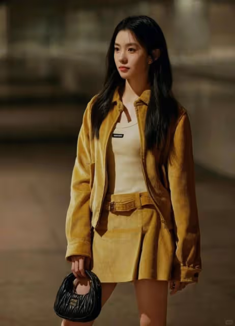 2024巴黎時裝周:MiuMiu女孩大PK!張員瑛赫本風千金造型令人驚艷