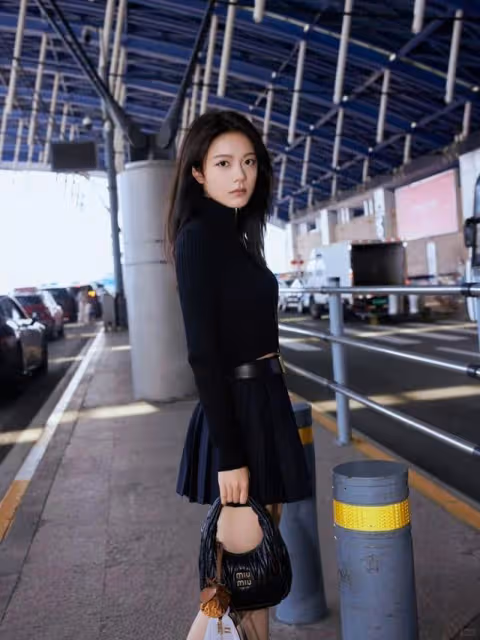 2024巴黎時裝周:MiuMiu女孩大PK!張員瑛赫本風千金造型令人驚艷