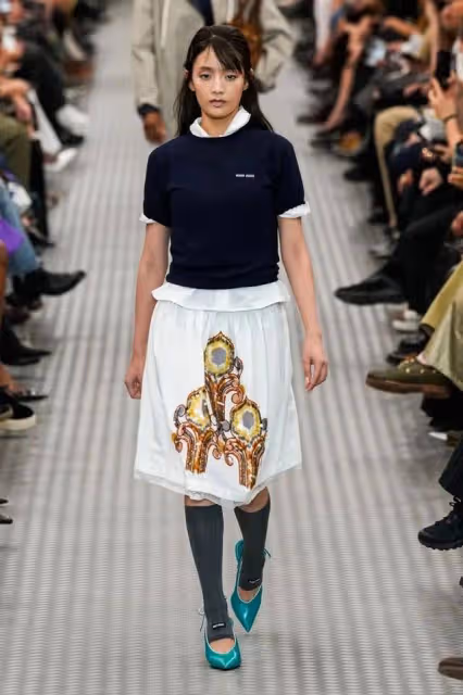 2024巴黎時裝周:MiuMiu女孩大PK!張員瑛赫本風千金造型令人驚艷
