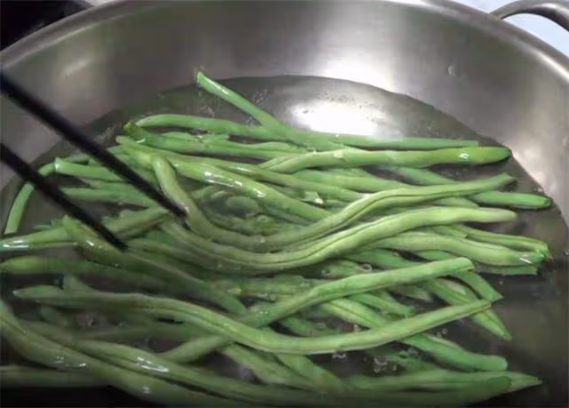 教你四季豆新做法,不炒不燉,簡單一拌就做好,清爽好吃又營養