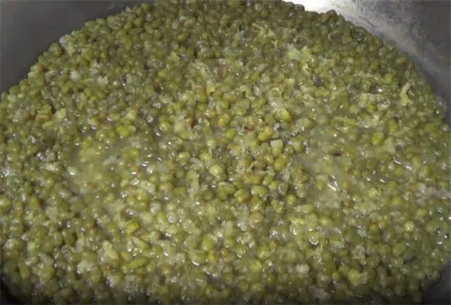 教你在家做綠豆湯,顏色碧綠起沙,綠豆軟爛湯色不紅,做法超簡單