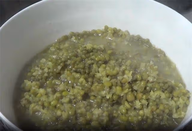 教你在家做綠豆湯,顏色碧綠起沙,綠豆軟爛湯色不紅,做法超簡單