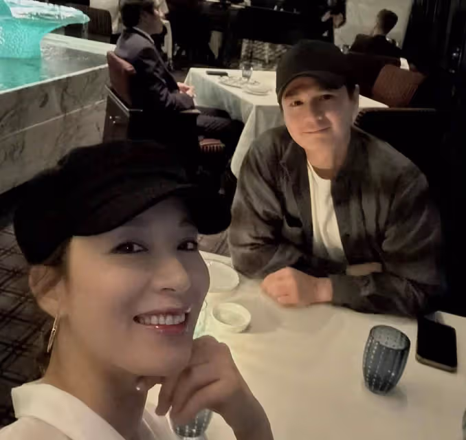 TVB知名金童玉女結婚八周年,曬合照秀恩愛,夫妻倆一起改名轉運