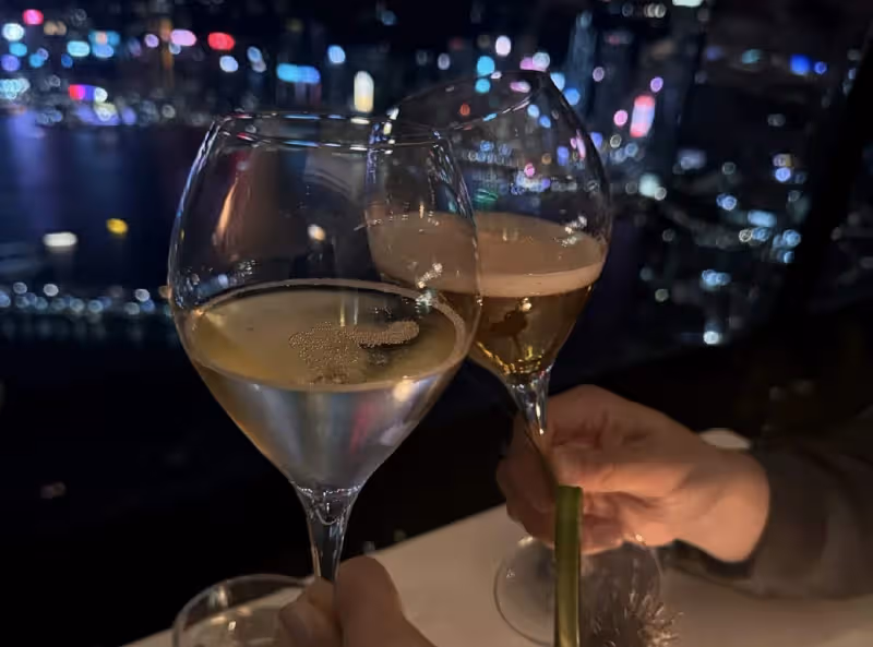 TVB知名金童玉女結婚八周年,曬合照秀恩愛,夫妻倆一起改名轉運