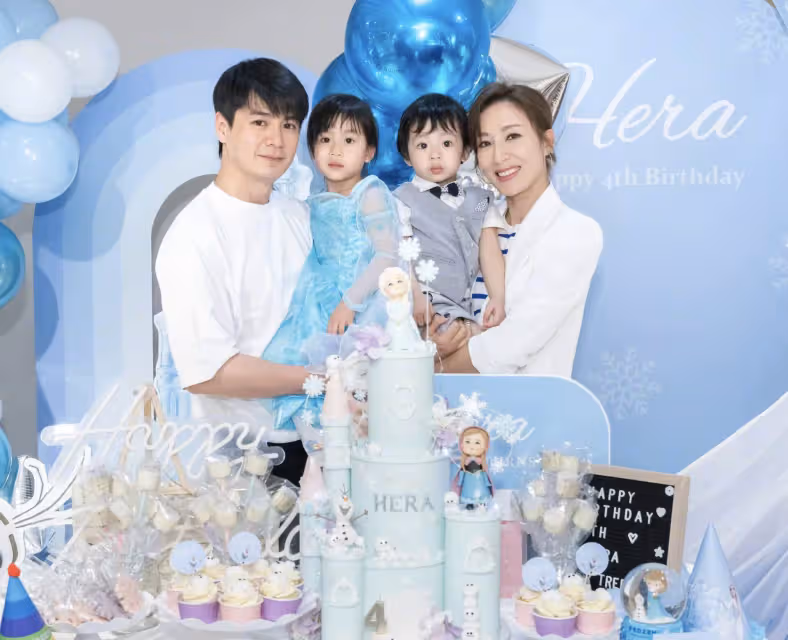 TVB知名金童玉女結婚八周年,曬合照秀恩愛,夫妻倆一起改名轉運