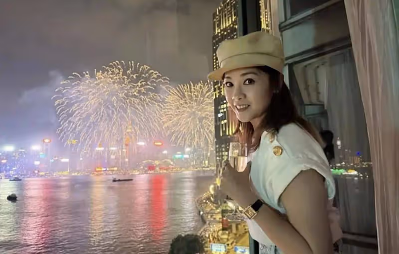 香港知名富商曝料,港姐冠軍妻子貪錢,人前人後兩個樣,將現金財產留給兒子