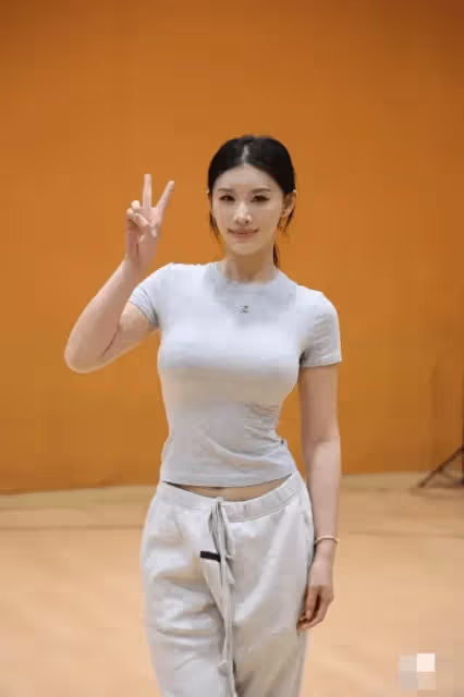 TVB「最強body」又曬事業線,童年因肥胖自卑抑鬱,如今變得強大