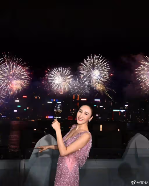 TVB前花旦黎姿曬慶生照!與家人維港看煙花,禮服深V設計顯身材