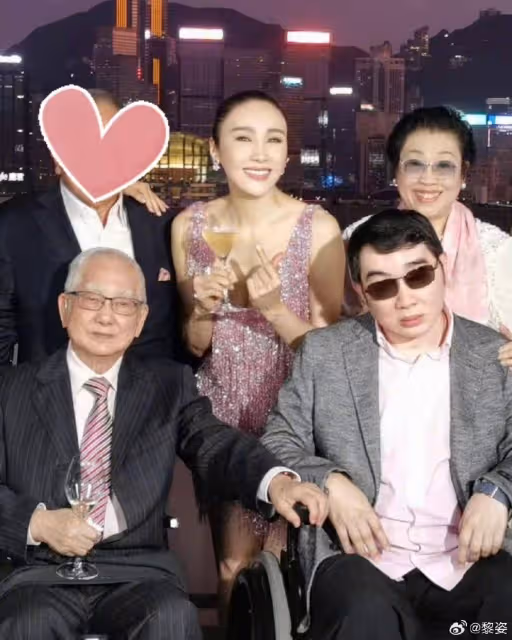 TVB前花旦黎姿曬慶生照!與家人維港看煙花,禮服深V設計顯身材
