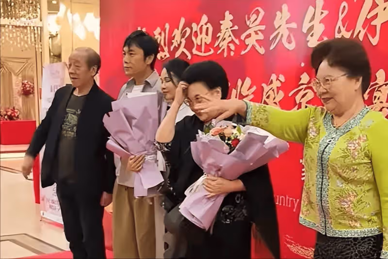 秦昊攜伊能靜國慶回瀋陽,小姨首次出鏡氣場強,姨夫更是大官