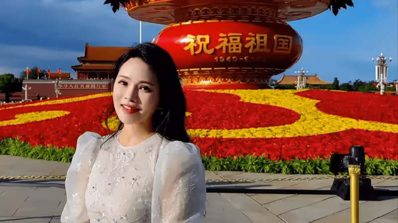 秦昊攜伊能靜國慶回瀋陽,小姨首次出鏡氣場強,姨夫更是大官