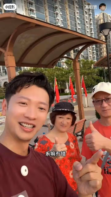 TVB「港男冠軍」父母罕見出鏡,被贊一家高顏值,爸爸像湯鎮業