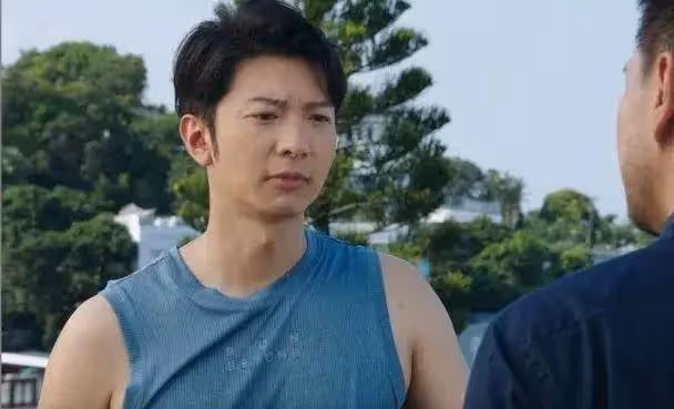 TVB「港男冠軍」父母罕見出鏡,被贊一家高顏值,爸爸像湯鎮業
