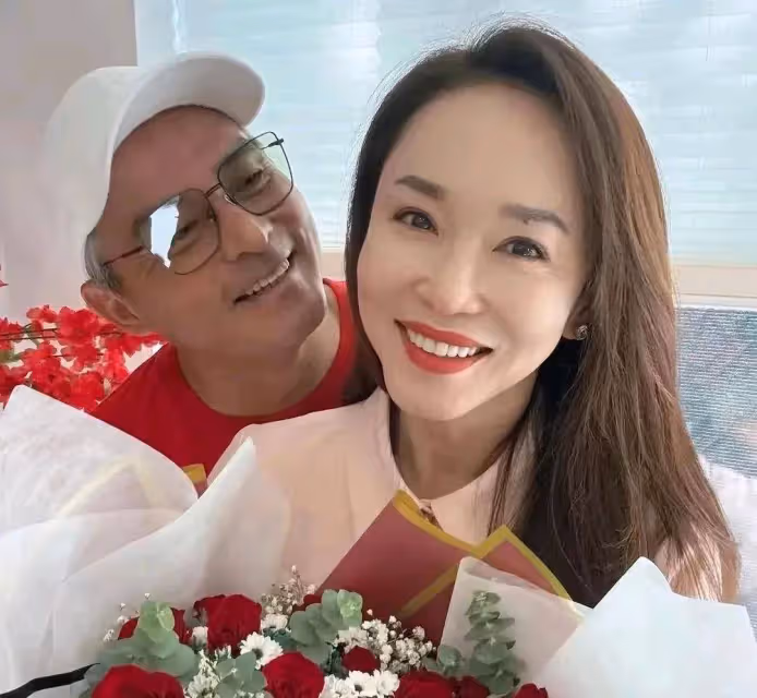 范文芳曬結婚15周年照,溫馨幸福!李銘順頭髮花白,夫妻似父女!