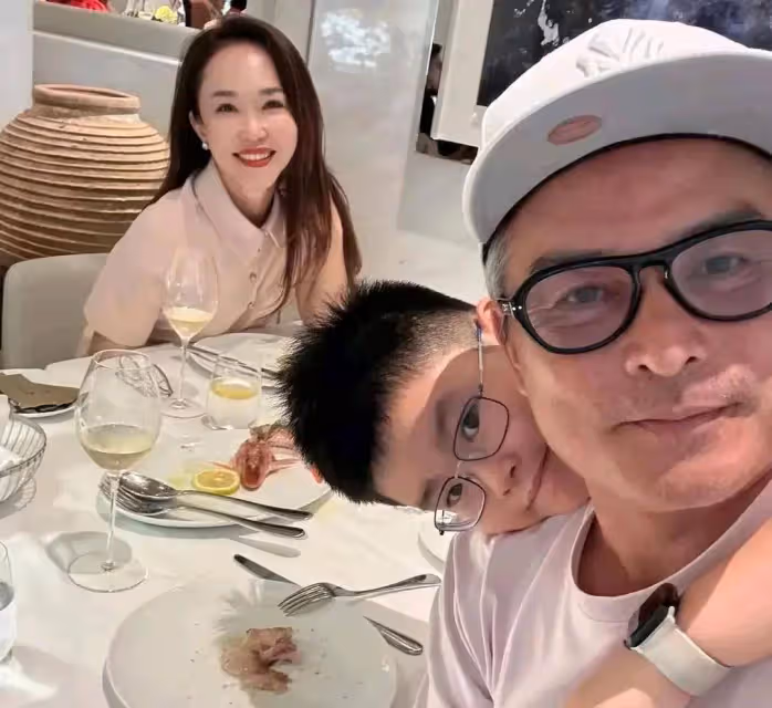 范文芳曬結婚15周年照,溫馨幸福!李銘順頭髮花白,夫妻似父女!