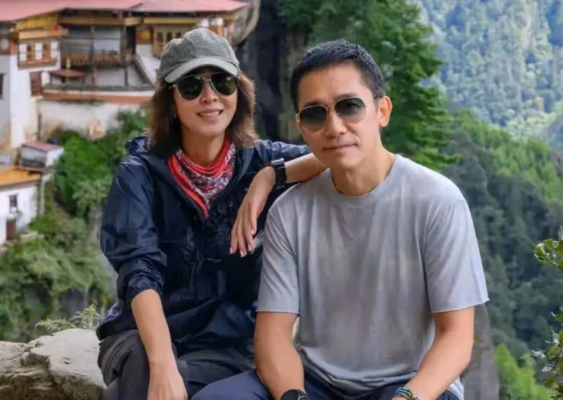 劉嘉玲曬不丹旅遊照,劉嘉玲素顏依舊貌美,62歲梁朝偉卻明顯老了