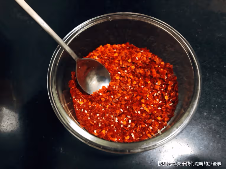 炸辣椒油,切記不要直接潑熱油,多加這3步,又香又辣拌啥都好吃