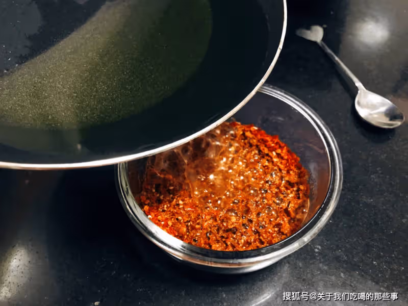 炸辣椒油,切記不要直接潑熱油,多加這3步,又香又辣拌啥都好吃