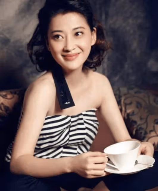 「最慘」國家一級演員:為前夫花400萬圓夢卻被拋棄,二婚嫁大11歲神秘丈夫