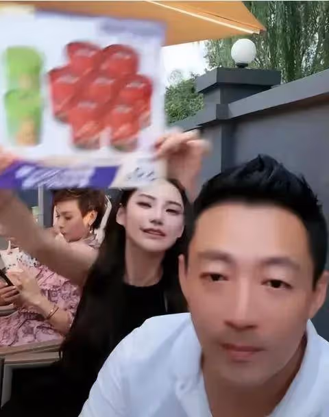 汪小菲父親罕見現身直播間,馬筱梅獲得公公認可,大S沒有過的待遇