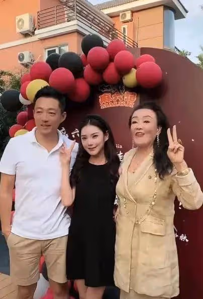 汪小菲父親罕見現身直播間,馬筱梅獲得公公認可,大S沒有過的待遇