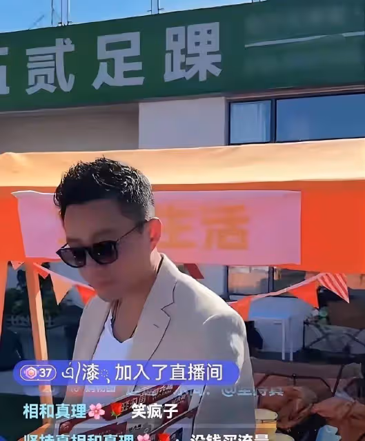 汪小菲太帥了!一身奶油色西裝,戴著一副黑色墨鏡一邊介紹麻六記產品