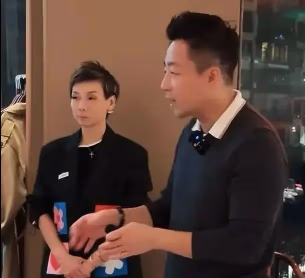 汪小菲太帥了!一身奶油色西裝,戴著一副黑色墨鏡一邊介紹麻六記產品
