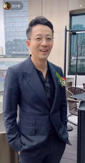 汪小菲太帥了!一身奶油色西裝,戴著一副黑色墨鏡一邊介紹麻六記產品