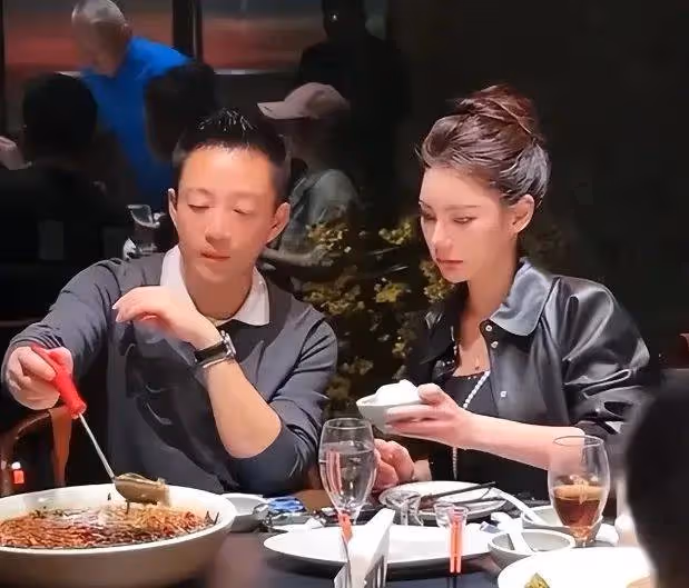 汪小菲太帥了!一身奶油色西裝,戴著一副黑色墨鏡一邊介紹麻六記產品