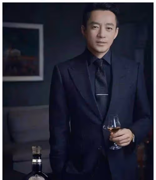汪小菲太帥了!一身奶油色西裝,戴著一副黑色墨鏡一邊介紹麻六記產品