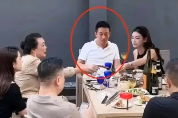 汪小菲太帥了!一身奶油色西裝,戴著一副黑色墨鏡一邊介紹麻六記產品