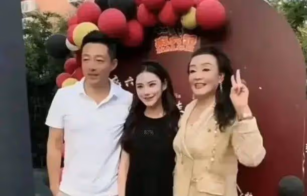 汪小菲太帥了!一身奶油色西裝,戴著一副黑色墨鏡一邊介紹麻六記產品