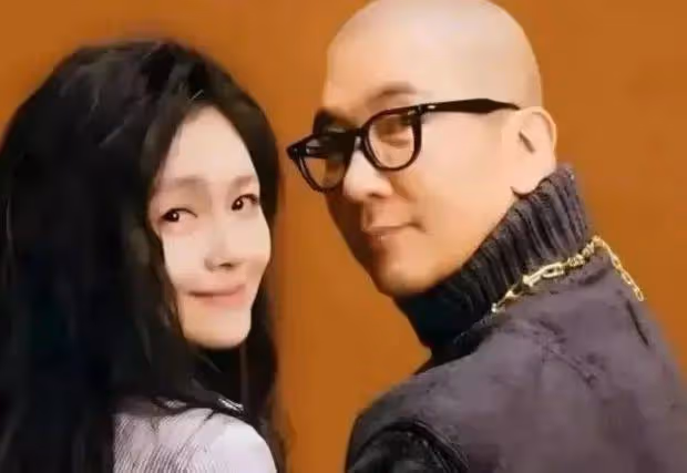 汪小菲太帥了!一身奶油色西裝,戴著一副黑色墨鏡一邊介紹麻六記產品