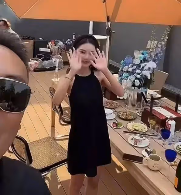 汪小菲太帥了!一身奶油色西裝,戴著一副黑色墨鏡一邊介紹麻六記產品