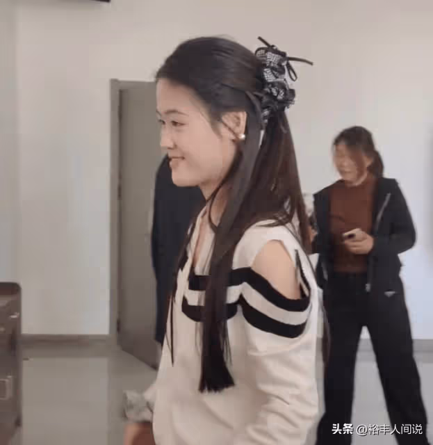 大衣哥兩任兒媳近況對比明顯!陳亞男忙著賺錢,陳萌戴金飾超優雅