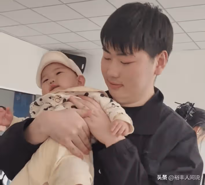 大衣哥兩任兒媳近況對比明顯!陳亞男忙著賺錢,陳萌戴金飾超優雅