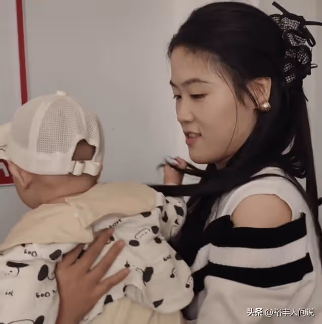 大衣哥兩任兒媳近況對比明顯!陳亞男忙著賺錢,陳萌戴金飾超優雅