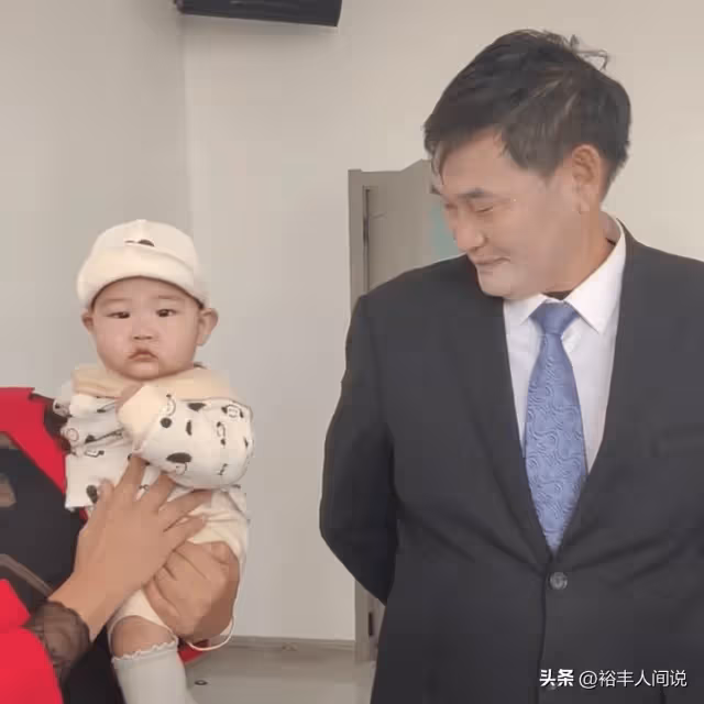 大衣哥兩任兒媳近況對比明顯!陳亞男忙著賺錢,陳萌戴金飾超優雅