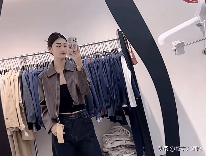 大衣哥兩任兒媳近況對比明顯!陳亞男忙著賺錢,陳萌戴金飾超優雅