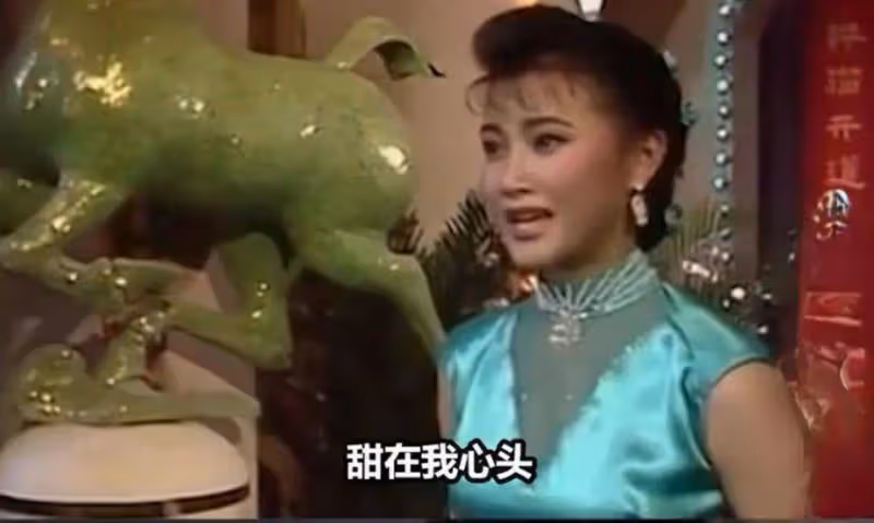 58歲宋祖英豪宅家宴震撼!五米層高奢華至極,香奈兒裝扮
