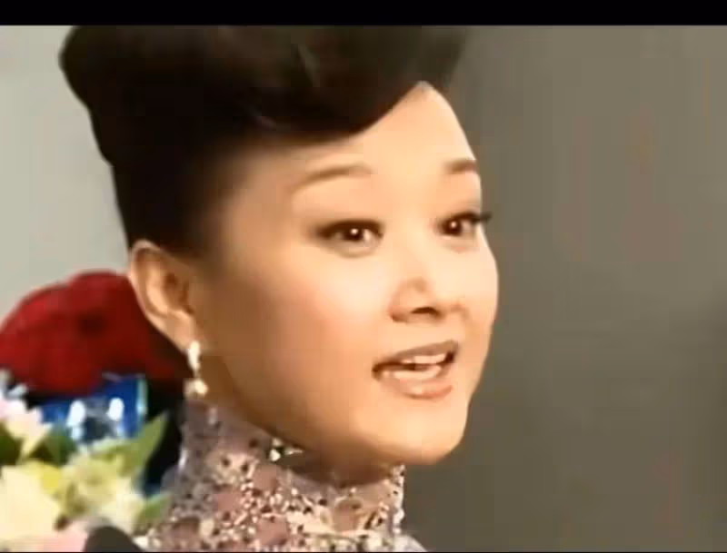 58歲宋祖英豪宅家宴震撼!五米層高奢華至極,香奈兒裝扮