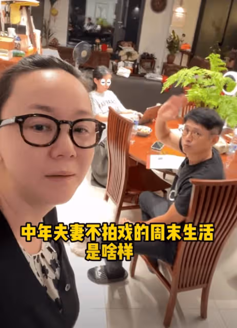 高鑫陪女兒寫作業到凌晨4點,74歲丈母娘露面,慈眉善目很富態