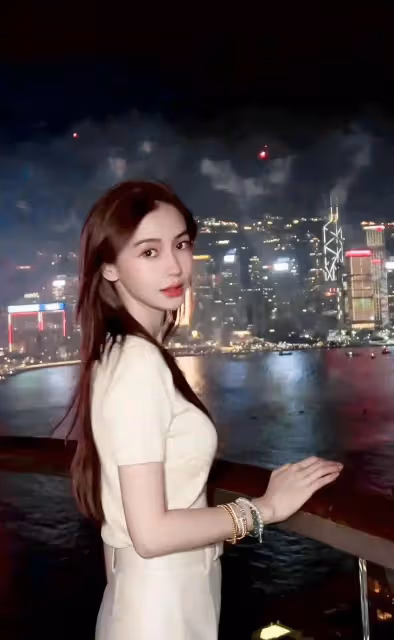 楊穎曬國慶看煙花vlog,回眸一笑百媚生太驚艷,美得讓人心動!