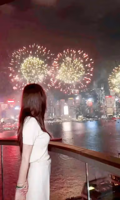 楊穎曬國慶看煙花vlog,回眸一笑百媚生太驚艷,美得讓人心動!