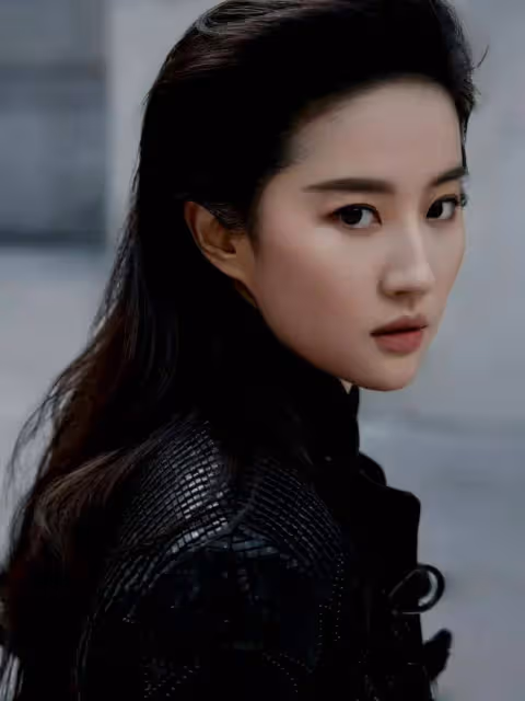 巴黎這夜!37歲劉亦菲撞上48歲曾黎,自然臉和醫美臉差距一目了然