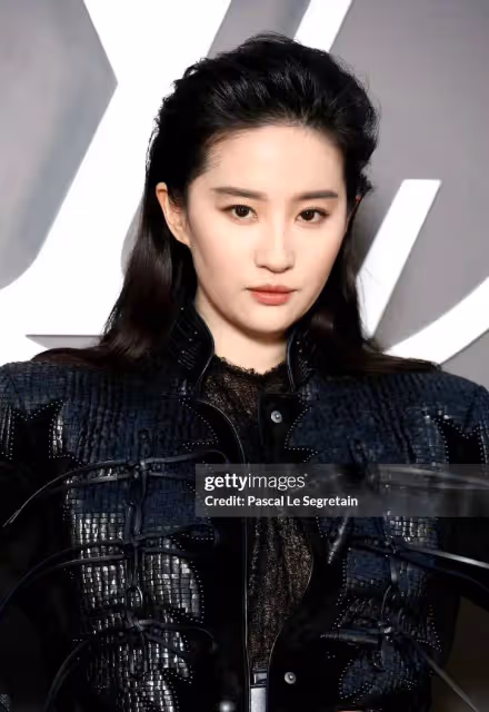 巴黎這夜!37歲劉亦菲撞上48歲曾黎,自然臉和醫美臉差距一目了然