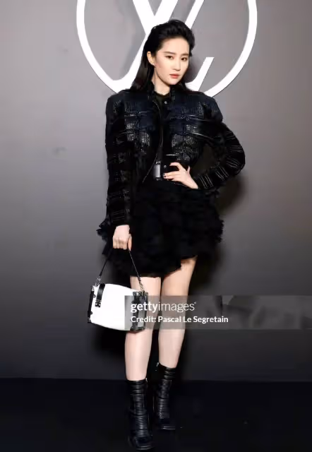 巴黎這夜!37歲劉亦菲撞上48歲曾黎,自然臉和醫美臉差距一目了然